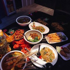 酒吧招聘学徒文案（探索夜生活新角色：加入我们，成为酒吧学徒！）